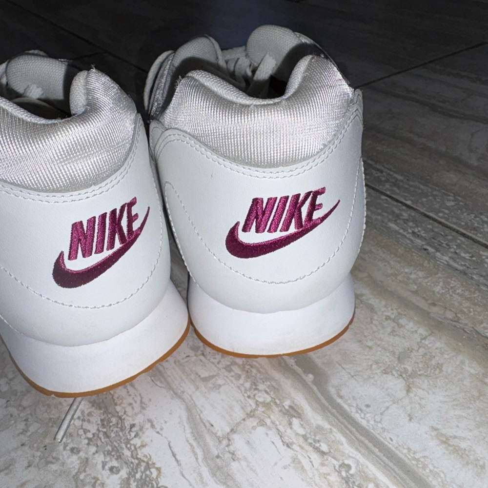 Nike Women's White and Magenta Sneakers sz 11 athletic fashion running shoes - Picture 6 of 11